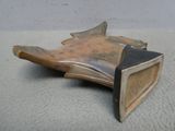 une petite sculpture en bois représentant un poisson, posée sur une table