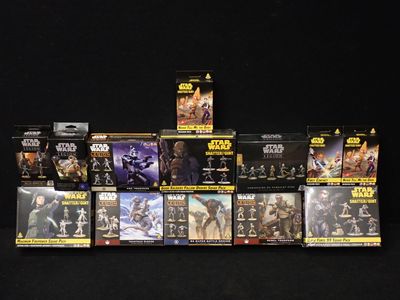 Les figurines de Star Wars sont alignées sur une surface noire