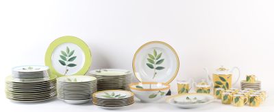 un grand nombre d'assiettes et de bols posés sur une table