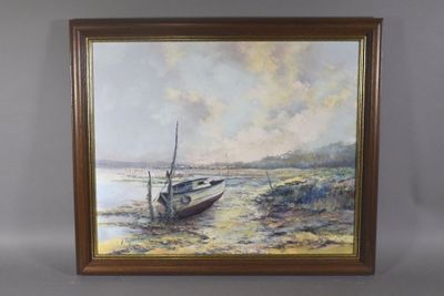 peinture à l'huile encadrée représentant un bateau sur la plage, au bord d'un plan d'eau