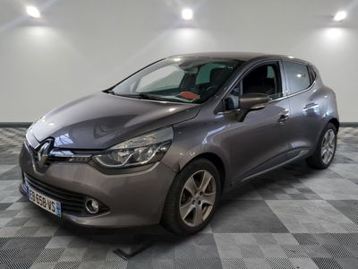 la voiture grise est garée sur un sol en damier dans le garage