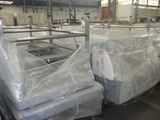 de nombreux meubles emballés dans du plastique