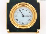 une horloge avec des chiffres romains sur le cadran