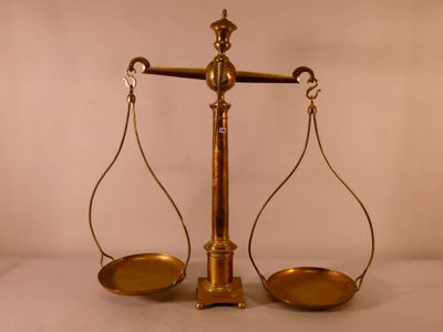 une balance en or sur laquelle se trouve une paire de flèches