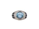 gros plan d'une bague avec une pierre bleue entourée de diamants