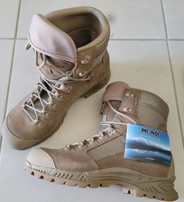 une paire de bottes militaires posée sur un sol carrelé