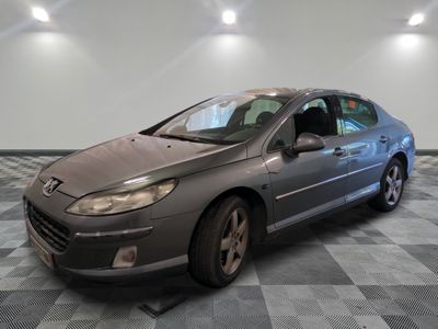 la photo d'une voiture garée dans un garage