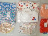 de nombreux articles emballés dans des sacs en plastique posés sur la table