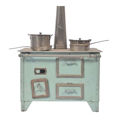 un poêle à l'ancienne sur lequel sont posées des casseroles et des poêles