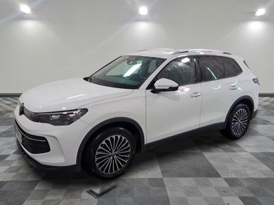 le 4x4 blanc est garé sur un carrelage à carreaux