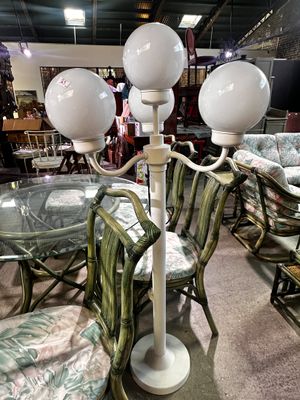 de nombreuses chaises et tables dans une pièce où se trouve une table à plateau en verre