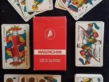 Plusieurs cartes à jouer sont disposées en cercle sur une table