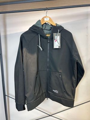 une veste noire suspendue à un cintre dans un magasin de vêtements