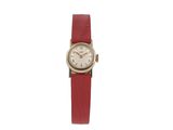 une photo d'une montre-bracelet pour femme avec un bracelet rouge