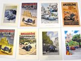 six affiches de course vintage représentant différentes voitures, exposées sur une table