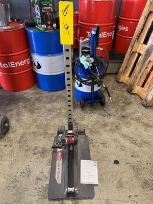 a picture of a machine that is sitting in a garage