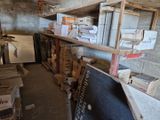 une pièce avec beaucoup de boîtes et de cartons sur les étagères