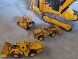 un bulldozer miniature et un bulldozer miniature par terre