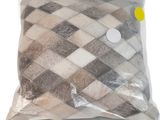un oreiller orné d'un motif à carreaux sur fond blanc