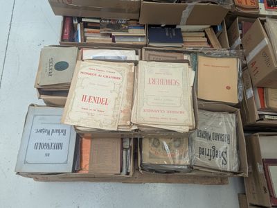 de nombreux cartons de livres empilés les uns sur les autres