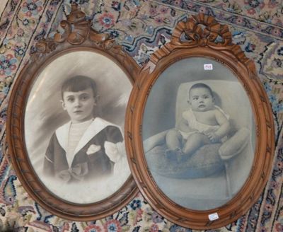 deux photos d'un jeune garçon et d'un bébé dans un cadre photo