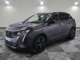 la voiture grise est garée sur le sol en damier d'un garage