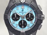 La montre est bleue et noire, avec des chiffres noirs sur le cadran.