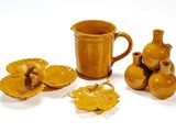 un grand nombre d'objets différents posés sur la table