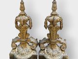 une paire de figurines anciennes en laiton représentant un homme et une femme