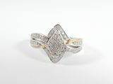 gros plan d'une bague en diamant sur une surface blanche