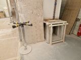 une photo d'une pièce en cours de rénovation