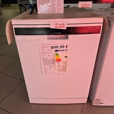 un lave-vaisselle blanc placé à côté d'un lave-vaisselle rose dans un magasin