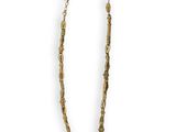 un collier en or composé d'une longue chaîne formée de perles métalliques