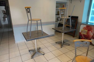 deux chaises et une table dans une pièce dotée d'une fenêtre