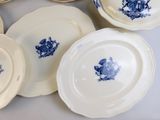 de nombreuses assiettes ornées de motifs bleus, posées sur une table