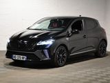 la photo d'une voiture noire garée dans un garage