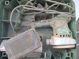 une boîte verte contenant tout un tas d'outils