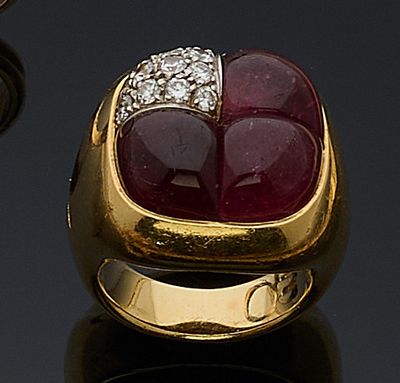 Bague en rubis et diamants sur fond noir avec reflets