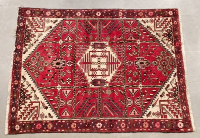 un tapis rouge et blanc orné d'un motif
