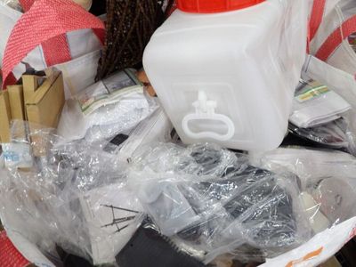 un panier rempli d'articles variés dans un magasin