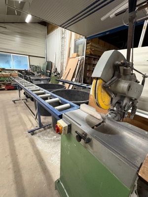une machine qui découpe un morceau de bois dans une pièce