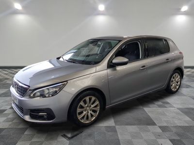 la photo d'une voiture argentée garée dans une salle d'exposition