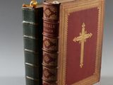 deux livres posés l'un à côté de l'autre sur une table