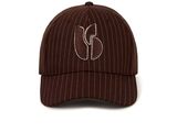 casquette de baseball marron à fines rayures, avec un chat brodé sur le devant