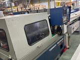 une machine qui se trouve au milieu d'une usine