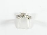 une photo d'une bague en diamant sur fond blanc