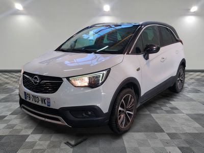 Le SUV Opel blanc est garé dans une grande pièce.