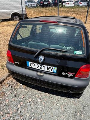 une voiture garée sur le côté de la route