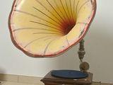 un vieux gramophone posé sur un support dans une pièce