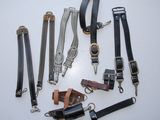 de nombreux types de bracelets en cuir sur un fond blanc